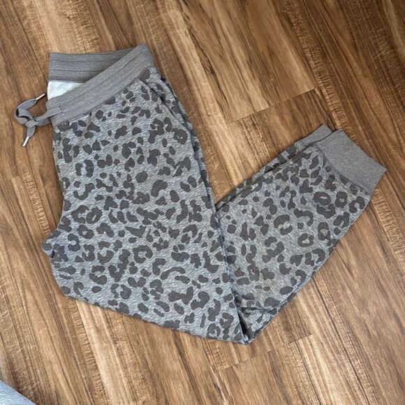 Old Navy Animal Print Jogger Sweatpants Size M - Picture 1 of 3